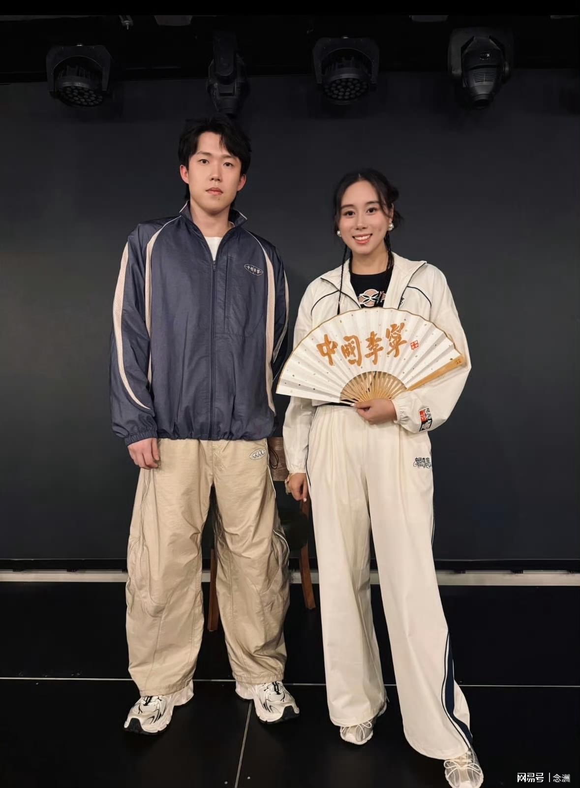 dingy, 双手放在身 dingy, 双手放在身